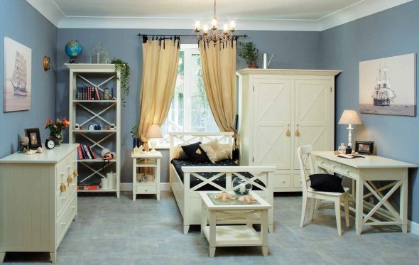 غرفة السفينة مع سرير وطاولة