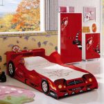 غرفة صبي في سن المراهقة ، مزينة بعناصر الصيغة 1