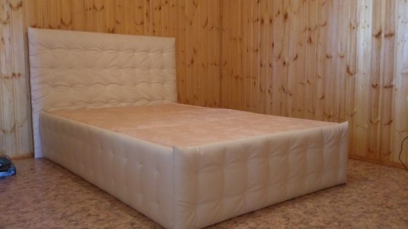 منجد السرير بأيديهم