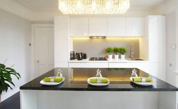 مطبخ أبيض جميل مع إضاءة مناسبة