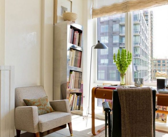 رف جميل للكتب بجانب النافذة في الداخل