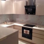 مطبخ مشرق جميل مع إضاءة إضافية