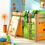 سرير علوي مع مساحة للعب