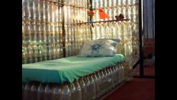 Một chiếc giường bằng tay của chính họ