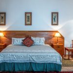 سرير الخشب الصلب