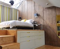 السرير على المنصة عالية