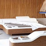 سرير على شكل غير عادي مع تقليم خشبي