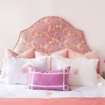 السرير مع عودة لينة الزهور