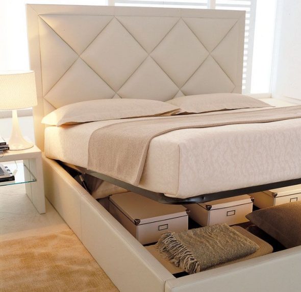 سرير مع منافذ للكتان