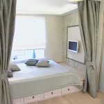 السرير في مكانه بجانب النافذة