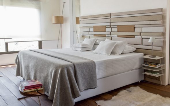 السرير في غرفة النوم دون اللوح الأمامي