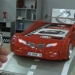 السرير في شكل سيارة لغرفة الصبي