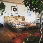 شرفة صيفية مع أثاث من المنصات