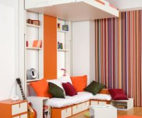 غرفة صغيرة مع سرير أعلاه