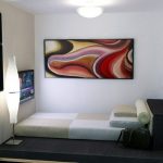 غرفة نوم صغيرة مع منصة للسرير