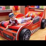 سيارة سرير للصبي في غرفة النوم