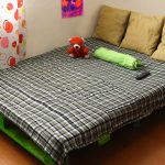 أثاث من مواد الخردة لغرفة النوم