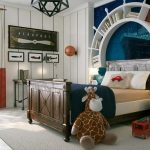 الأثاث في غرفة الحالم والمغامرة