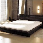 سرير أسود غير عادي