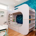 سرير بطابقين غير عادي تحت نافذة ضيقة في الداخل