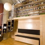 خزانة ملابس غير عادية مع أرفف