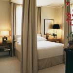 سرير بالغ غير عادي بجوار نافذة المظلة