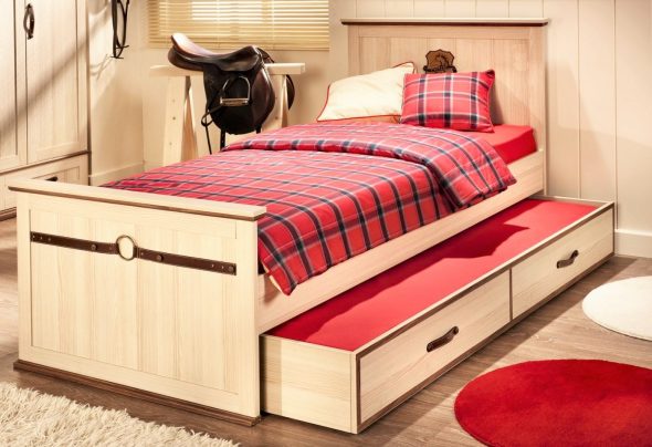 سرير طفل جديد مع صناديق التخزين