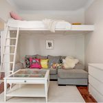 سرير مفروشة في غرفة معيشة صغيرة