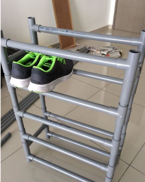 رف الأحذية في الرواق