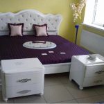 سرير جميل جدا وحساسة مع اللوح الأمامي لينة.