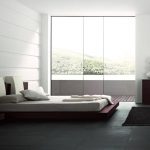 سرير ضخم على المنصة بجوار النافذة