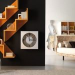 أرفف كتب أصلية في داخل الغرف