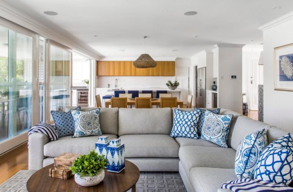 المجموعة الأصلية من الوسائد المصنوعة باستخدام مجموعات الألوان نفسها