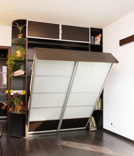 سرير قابلة للطي في الصورة خزانة