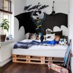 في سن المراهقة بيتمان السرير