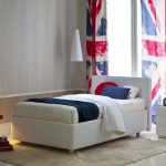 سرير في سن المراهقة مع اللوح الأمامي لينة