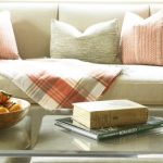 الوسائد لغرفة المعيشة في منزل ريفي