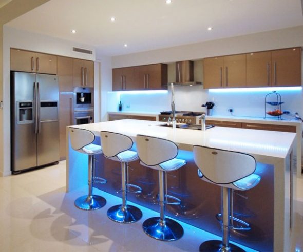 مطبخ جزيرة فسيحة ومريحة مع بار