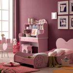 سرير سيارة وردي في الداخل