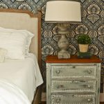 طاولة السرير