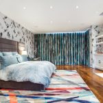 ظهر ناعم عريض لسرير مع إبزيم على الحائط