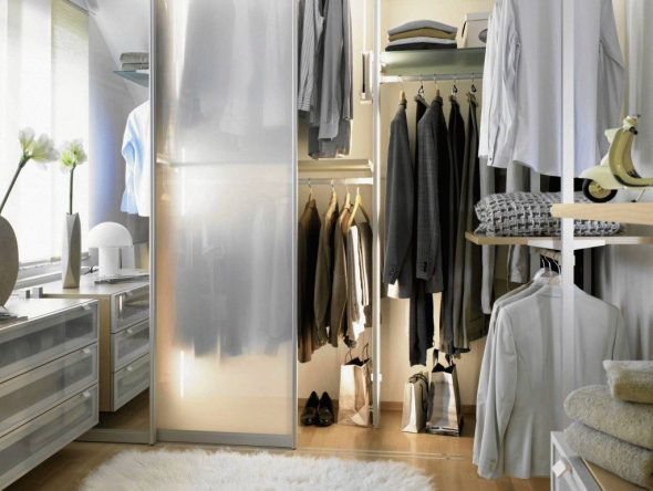 خزانة ملابس مع أبواب شفافة وإضاءة داخلية