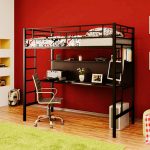 سرير في غرفة معيشة صغيرة