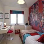 الجدار مع الحمر الوحشية لغرفة غير عادية لفتاة