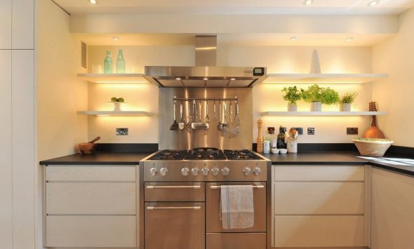 مطبخ أنيق مع الأضواء