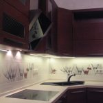 مطبخ أنيق مع مصابيح إضاءة مدمجة