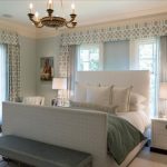 غرفة نوم مشرقة وأنيقة مع لوح أمامي كبير