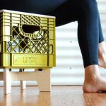 البراز من علبة بلاستيكية تفعل ذلك بنفسك