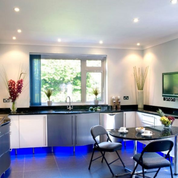 يسلط الضوء على سقف المطبخ