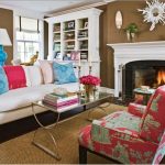 وسائد مريحة وناعمة للأريكة بالقرب من الموقد